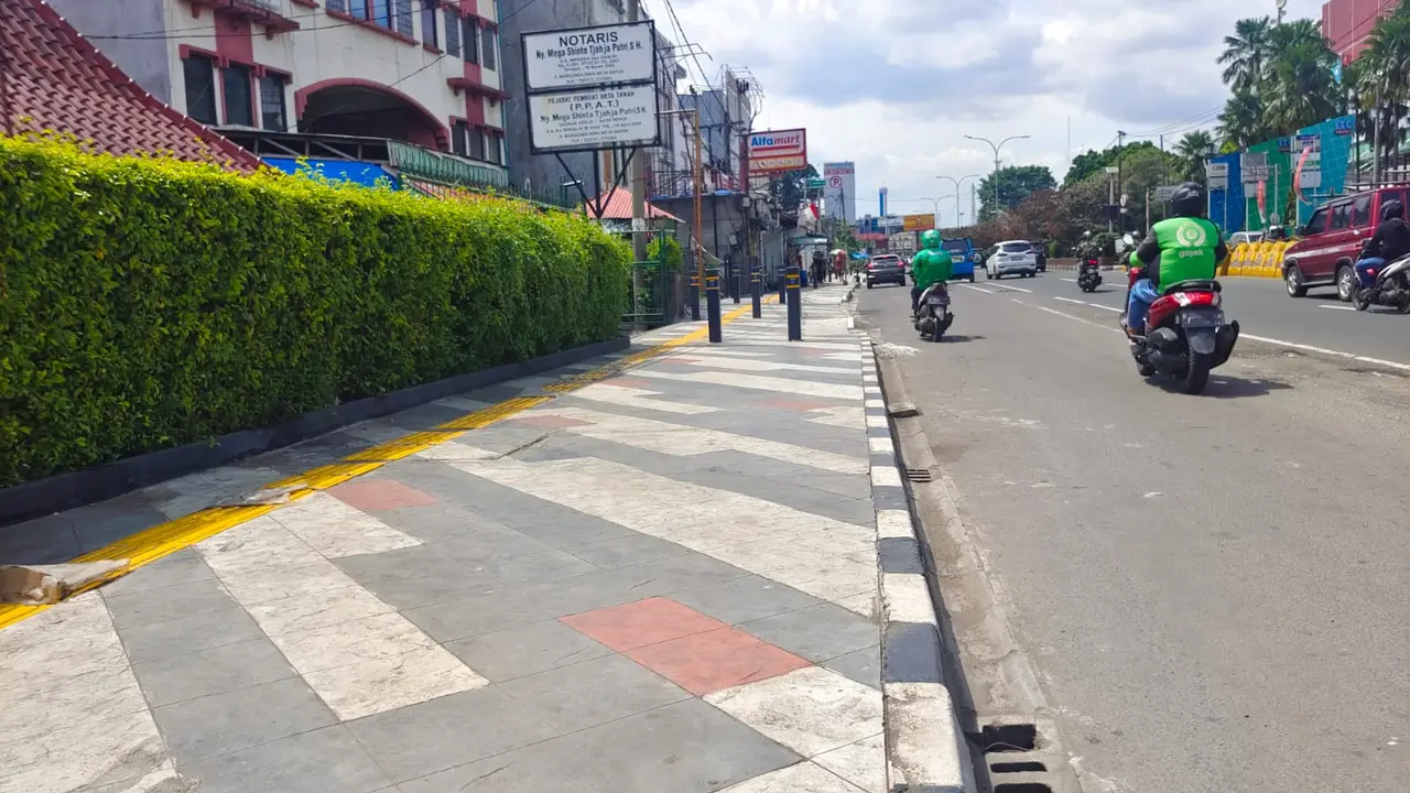 Trotoar Jalan Raya Margonda setelah direvitalisasi Pemerintah Kota Depok.