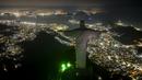 Patung Kristus Sang Penebus berdiri setelah lampu yang meneranginya dimatikan untuk memperingati satu jam kegelapan secara sukarela dalam rangka kampanye global "Earth Hour" di Rio de Janeiro, Brasil, Sabtu, 25 Maret 2023. Acara global Earth Hour adalah pemadaman lampu secara simbolis selama satu jam untuk membantu meminimalkan konsumsi bahan bakar fosil dan meningkatkan kesadaran tentang perubahan iklim. (AP Photo/Bruna Prado)