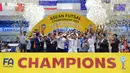 Timnas futsal Indonesia melakukan selebrasi saat menjadi juara Piala AFF 2024 setelah mengalahkan Vietnam dalam partai final yang berlangsung di Terminal 21 Korat, Nakhon Ratchasima, Thailand, Minggu (10/11/2024) malam WIB. (Dok. Federasi Futsal Indonesia)