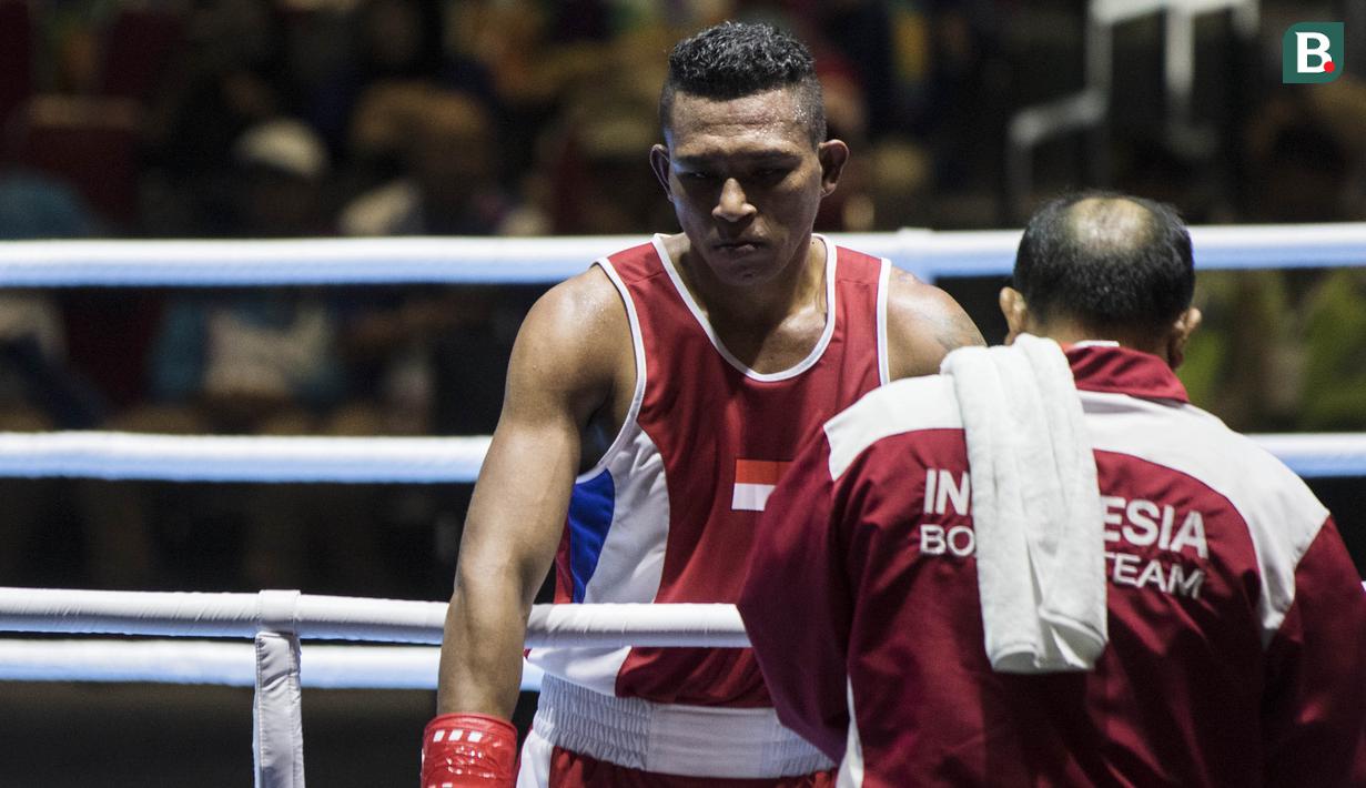 Petinju Indonesia, Brama Betaubun, usai melawan petinju Taiwan, Chia-Wei Kan, pada Invitation Tournament Asian Games di JiExpo Kemayoran, Jakarta, Senin (12/2/2018). Petinju Indonesia kalah 1-4 dari petinju Taiwan. (Bola.com/Vitalis Yogi Trisna)