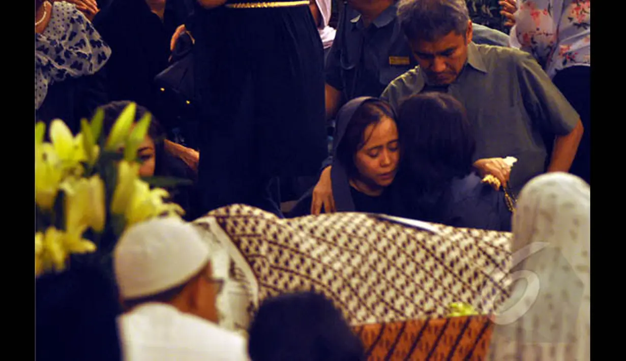 Sejumlah keluarga tampak tak kuasa menahan kesedihan di depan jenazah pengusaha Bob Sadino di rumah duka kawasan Cirendeu, Jakarta, Senin (19/1/2015). (Liputan6.com/Miftahul Hayat)
