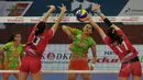 Dua pevoli putri Jakarta Electric PLN Jakarta Pertamina mencoba menahan smesh pemain Jakarta Pertamina Energi, Maya Kurnia (tengah) saat laga Pertamina Proliga 2015 di Hall A Senayan, Jakarta, Minggu (21/3/2015). (Liputan6.com/Johan Tallo)