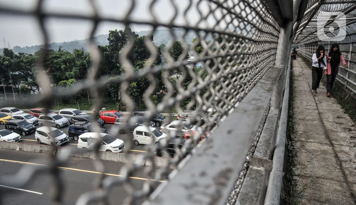 Kendaraan wisatawan terjebak penutupan jalur Puncak akibat sistem satu arah di Tol Jagorawi, Pandansari, Bogor, Jawa Barat, Minggu (19/9/2021). Polres Bogor menutup sementara jalur arah Puncak Pass seiring pemberlakuan sistem satu arah kendaraan dari Puncak ke Jakarta. (merdeka.com/Iqbal S. Nugroho)