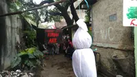 Bertahan di Kalijodo, Warga Gantung `Pocong`