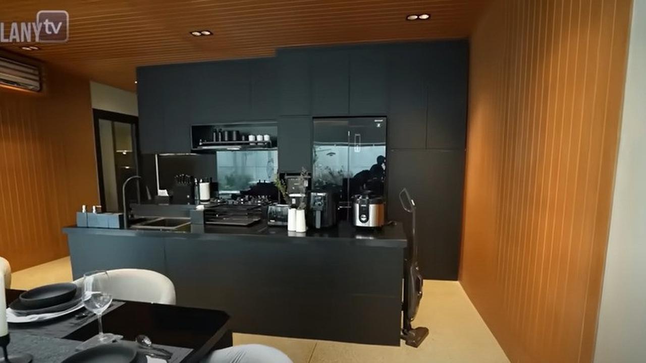 6 Potret Dapur Desta yang Menyatu dengan Ruang Keluarga, Peralatan Serba Modern - Ruang Makan Tersembunyi