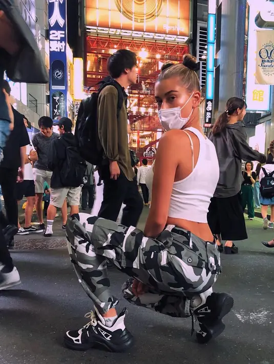 gaya unik fashion street Hailey Baldwin saat di Jepang, Juni tahun lalu (Liputan6/IG/haileybieber)