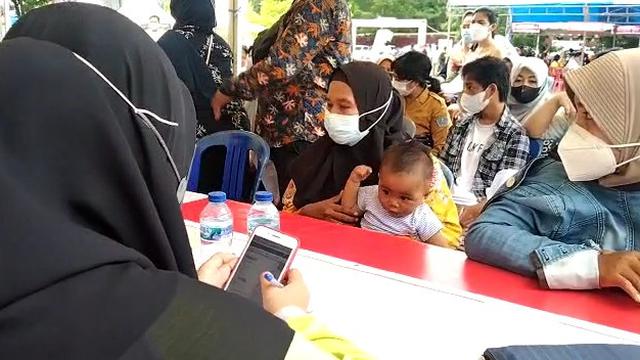 Emak-emak di Kota Kendari mengikuti vaksinasi .(Liputan6.com/Ahmad Akbar Fua)