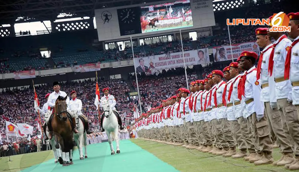 Sebelum melakukan orasi politik dalam kampanye Partai Gerindra di Stadion GBK Jakarta Ketua Dewan Pembina Partai Gerindra Prabowo Subianto melaksanakan inspeksi para satgas (Liputan6.com/Helmi Fithriansyah)