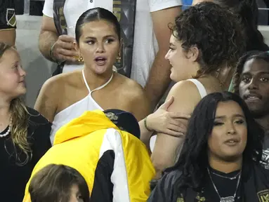 Selebritas Selena Gomez (tengah) dan rapper Tyga (kiri) terlihat saat menyaksikan laga lanjutan Major League Soccer (MLS) antara Los Angeles FC melawan Inter Miami di Stadion BMO, Senin (04/09/2023) WIB. (AP Photo/Mark J. Terrill)