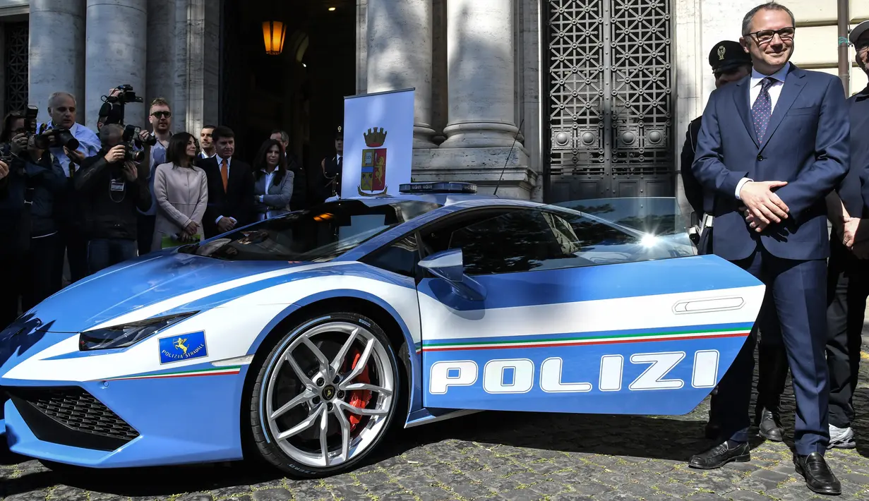 CEO Lamborghini, Stefano Domenicali menyerahkan Lamborghini Huracan untuk kepolisian negara Italia dalam ssebuah seremoni di Kementerian Dalam Negeri di Roma, 30 Maret 2017. Supercar tersebut dilabeli Lamborghini Huracan Polizia. (Andreas SOLARO/AFP)