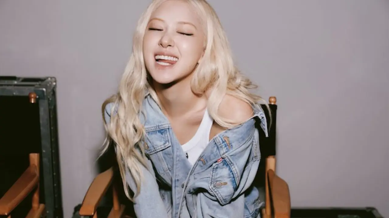 Rosé BLACKPINK Tampil All-Denim di Film Kampanye Levi’s, Curi Atensi di Super Bowl