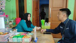 Usahanya terus berkembang, sampai kemudian di November 2023 Bu Eni mendapatkan pendanaan KUR dari BRI. Setelah mendapat pinjaman dari BRI, Eni membuka warung di rumahnya Jakarta Timur. Eni tak hanya jualan es teh manis saja, tapi sekarang sudah beragam makanan di warungnya."Perekonomian keluarga saya pun terus membaik. Semua dagangan saya lancar sampai saat ini, lancar," imbuhnya. Dalam pelaksanaanya, BRI tidak saja memberikan pinjaman bagi Eni untuk membuka usaha. BRI juga memberikan pendampingan dalam pengembangan usaha seperti pelatihan dalam bertransaksi digital. Misalnya memberikan literasi tentang transaksi digital seperti QRIS dan BRIMo untuk memudahkkan penjualan usaha. (Foto: Dokumentasi BRI)