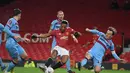 Striker Manchester United, Anthony Martial (tengah) berusaha menembak bola dari kawalan para pemain West Ham United pada pertandingan perdelapan final Piala FA di Old Trafford, Inggris (10/2/2021).  MU menang tipis atas West Ham 1-0. (Michael Regan/POOL/AFP)