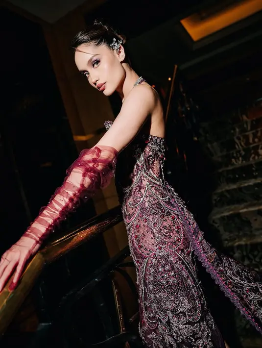 Makeup flawless hasil tangan dingin @andychunmakeup menonjolkan keindahan alami Cinta. Fokus pada mata dramatis dan bibir bold, tampilan ini selaras dengan nuansa gaun yang glamor.   [@@bengurion.works].