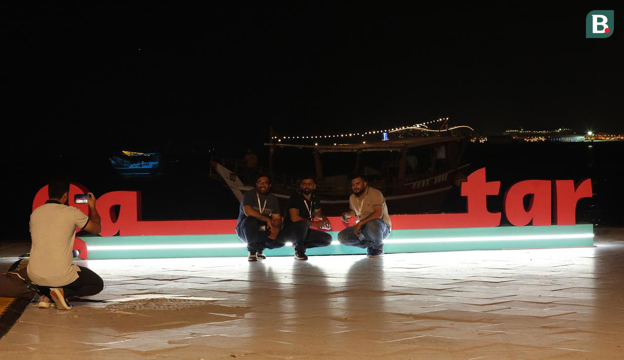 Selama event Piala Dunia 2022, Corniche yang dipenuhi berbagai taman di dalamnya dijadikan wahana untuk bersantai dan berfoto-foto oleh para pengunjung. (Bola.com/Ade Yusuf Satria)