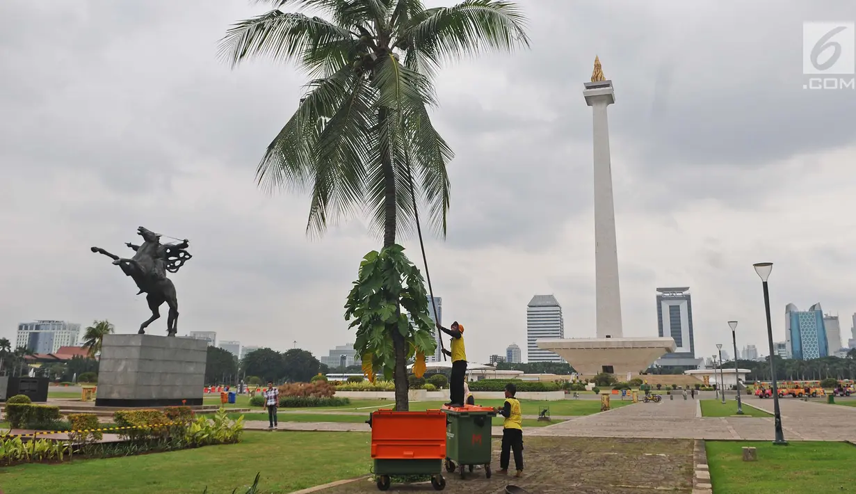 Petugas membersihkan taman di kawasan Monas, Jakarta, Rabu (23/1). Penataan ulang sejumlah taman di kawasan Monas untuk mempercantik kawasan tersebut. (Liputan6.com/Herman Zakharia)