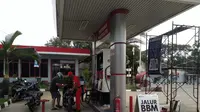 Kondisi SPBU Pertamina di salah satu daerah Bogor, tepatnya jalan Tlajung Udik, masih terbilang normal, tidak terjadi antrean dan tidak tampak kepanikan pembelian. (Ine Vania Putri/Liputan6.com)