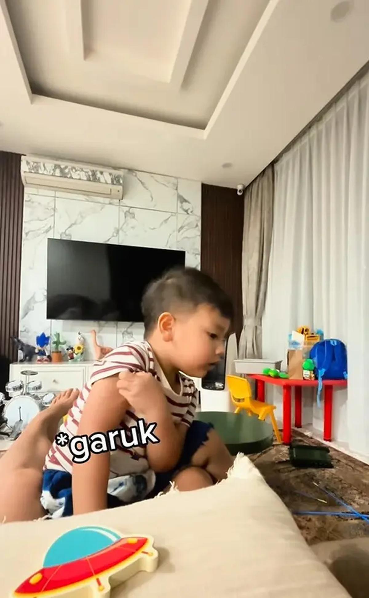Potret Ruang TV di Rumah Arie Kriting dan Indah Permatasari/Instagram/@indahpermatas
