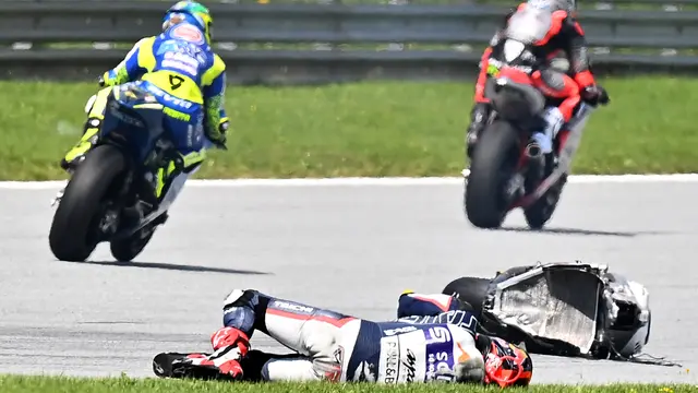 Pembalap asal Malaysia, Hafiz Syahrin, tergeletak usai mengalami kecelakaan di ajang Moto2 Austria di Sirkuit Red Bull Ring, Minggu, 16 Agustus 2020.