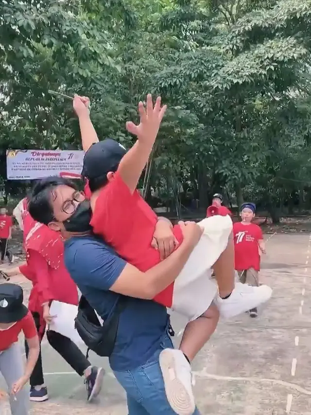 Ayus Sabyan dan Ririe Fairus sedang mengantar sambil menonton dan mendukung anak-anak mereka saat lomba 17 Agustus 2022 di HUT RI ke-77. (Instagram @ririe_fairus)