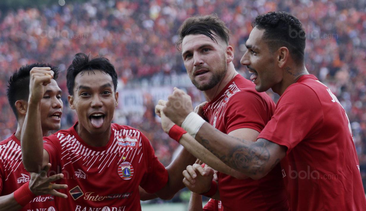 Striker Persija, Marko Simic, melakukan selebrasi usai mencetak gol ke gawang Mitra Kukar pada laga perempat final Piala Presiden di Stadion Manahan, Solo, Minggu, (4/2/2018). Persija menang 3-1 atas Mitra Kukar. (Bola.com/M Iqbal Ichsan)