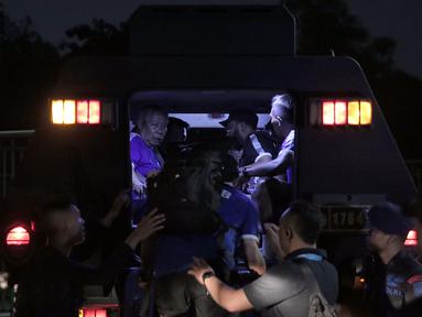 Seluruh pemain dan ofisial tim Persib Bandung kembali menaiki kendaraan taktis milik polisi setelah pertandingan melawan Persija Jakarta yang berlangsung di Stadion Patriot Candrabhaga, Bekasi, Sabtu (2/9/2023). (Bola.com/Ikhwan Yanuar)