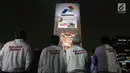 Jajaran Direksi Pertamina menyaksikan video mapping atau layar bergerak yang bertema Asian Games di Gedung Utama Pertamina, Jakarta, Kamis (5/7). (Liputan6.com/Arya Manggala)