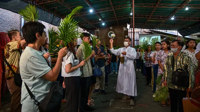 Khusyuk, Misa Minggu Palma di Surabaya