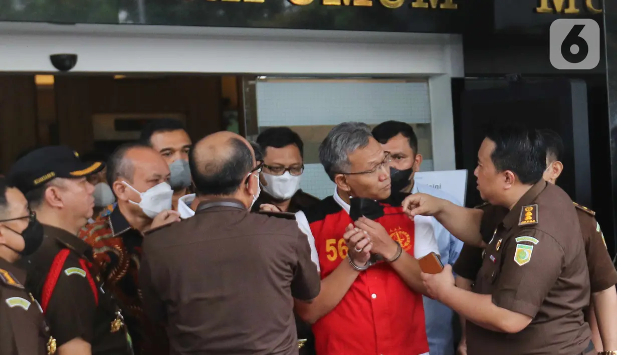Dua tersangka kasus obstruction of justice pembunuhan berencana Brigadir J, Hendra Kurniawan dan Agus Nurpatria ditunjukkan petugas saat proses pelimpahan berkas perkara tahap dua kasus di Gedung Kejaksaan Agung, Jakarta, Rabu (5/10/2022). Penyidik Bareskrim Polri menyerahkan 11 tersangka dan barang bukti kepada Kejaksaan Agung dalam pelimpahan tahap dua terkait kasus pembunuhan berencana Brigadir J dan obstruction of justice yang salah satunya menjerat mantan Kadiv Propam Ferdy Sambo. (Liputan6.com/Herman Zakharia)