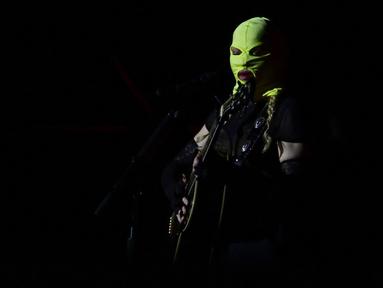 Bintang pop AS, Madonna berlatih di atas panggung di pantai Copacabana di Rio de Janeiro, Brasil, pada 2 Mei 2024. (Pablo PORCIUNCULA / AFP)