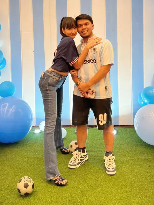 Pose manja lainnya Lucinta Luna kali ini terlihat bersama Thariq Halilintar. Mengenakan outfit jersey bola dengan celana jeans panjang, Lucinta tampak berpose menempel dengan Thariq. Foto: Instagram.