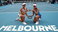 Alexandra Eala dari Filipina (kiri) dan Priska Madelyn Nugroho dari Indonesia berpose dengan piala usai mengalahkan Ziva Falkner (Slovenia)/Matilda Mutavdzic (Inggris) pada final Australia Terbuka Junior 2020 di Melbourne, Jumat (31/1/2020). Priska/Alexandra menang 6-1, 6-2. (AP/Dita Alangkara)