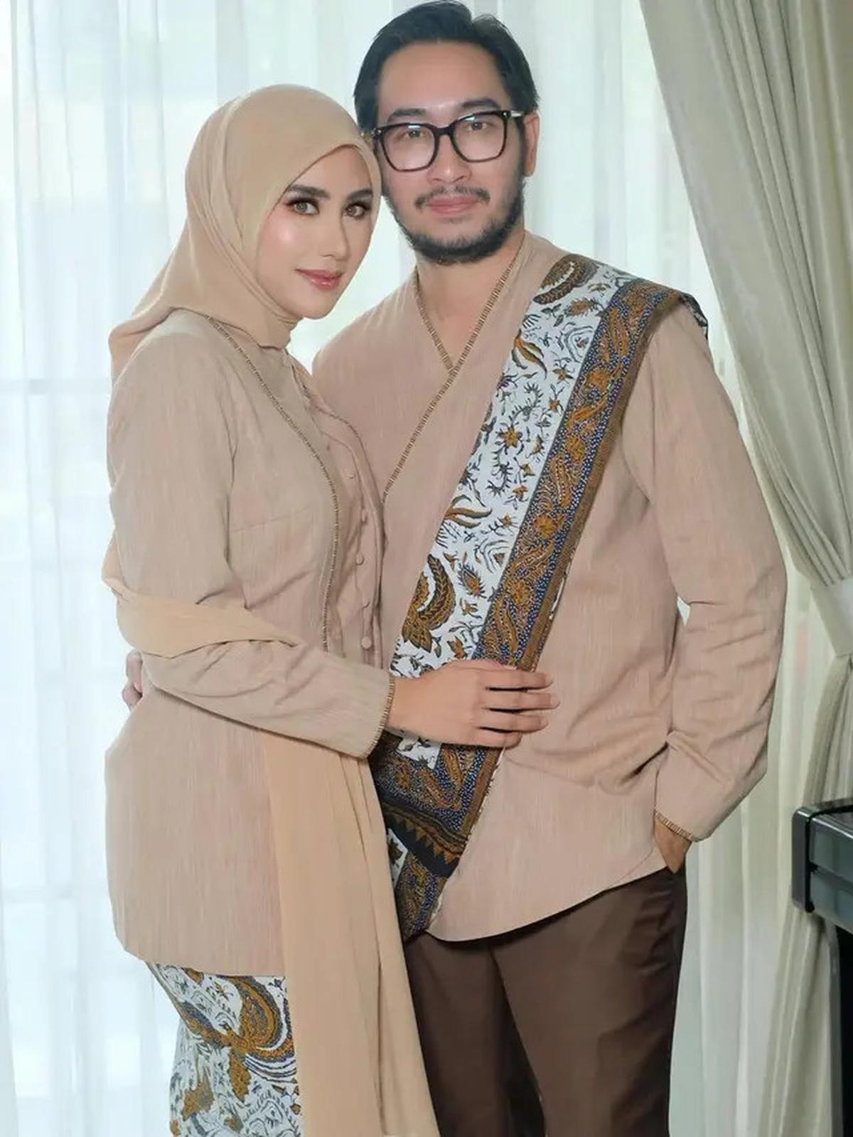 5 Potret Syahnaz Sadiqah Pakai Kebaya Kutubaru Krem, Kental Nuansa Tradisional