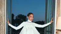Jennifer Lopez Buktikan Pesona Awet Muda di Ulang Tahun ke-57, Intip Tiga Look Mewahnya