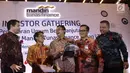 Dirut PT Mandiri Tunas Finance Arya Suprihadi berbincang dengan Direktur PT Mandiri Tunas Finance Armendra dan Direktur PT Mandiri Tunas Finance Harjanto Tjitohardjojo usai Investor Gathering di Jakarta, Kamis (29/11). (Liputan6.com/Herman Zakharia)