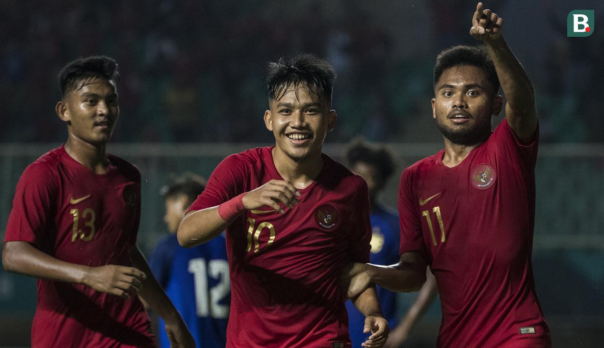 Gelandang Timnas Indonesia, Witan Sulaeman, merayakan gol yang dicetaknya ke gawang Thailand pada laga PSSI 88th U-19 di Stadion Pakansari, Jawa Barat, Minggu (23/9/2018). Hingga babak pertama kedudukan imbang 1-1. (Bola.com/Vitalis Yogi Trisna)