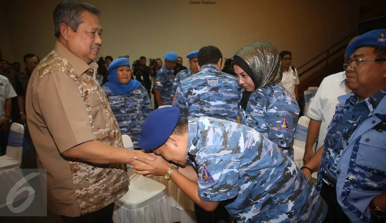 Anggota Partai Demokrat bersalaman dengan Ketua Umum Partai Demokrat, Susilo Bambang Yudhoyono (SBY) saat menerima anggota DPRD DKI Jakarta, Sabtu (4/2). (Liputan6.com/Immanuel Antonius)