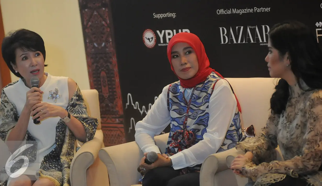 Ivy Widjaja (kiri) memberikan penjelasan saat konferensi pers di Jakarta, Kamis (6/10). Fashion Show yang digelar oleh Alliera Batik ini mengusung tema Javadvipa. (Liputan6.com/Faizal Fanani)
