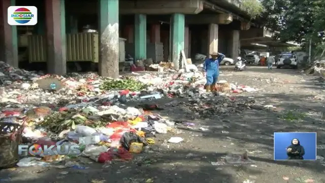 Masalah sampah Jakarta seakan sulit diselesaikan. Sampah di kolong Tol Wiyoto Wiyono misalnya, kian hari kian bertambah.