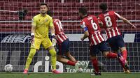 Ekspresi kecewa kiper SD Huesca, Alvaro Fernandez (kiri) usai kebobolan gol pertama oleh Atletico Madrid dalam laga lanjutan Liga Spanyol 2020/2021 pekan ke-32 di Wanda Metropolitano Stadium, Madrid, Kamis (22/4/2021). SD Huesca kalah 0-2 dari Atletico Madrid. (AFP/Javier Soriano)