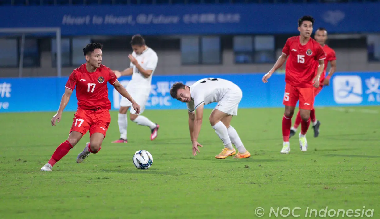 <p>Laga Indonesia Vs Kirgistan berjalan alot pada babak pertama. Tim asuhan Indra Sjafri itu kesulitan membongkar pertahanan Kirgistan, bahkan hampir tidak memiliki tembakan ke gawang. Skor 0-0 bertahan hingga turun minum. (Kredit Foto: NOC Indonesia/Naif Al&rsquo;As)</p>