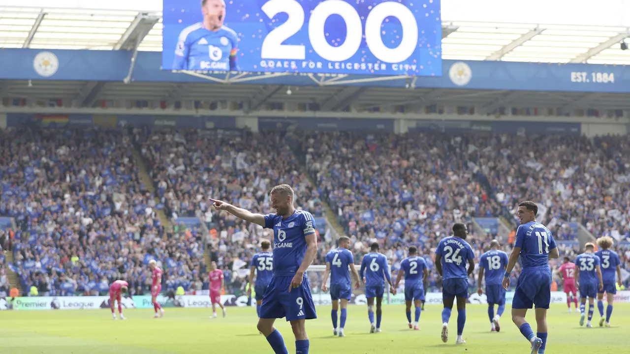 Foto: Perpisahan Sempurna Jamie Vardy, Cetak Gol Ke-200 dalam Penampilannya yang Ke-500 di Leicester