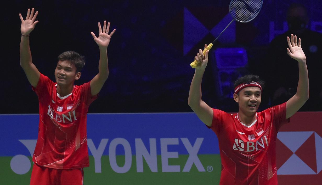 Di partai final, Fikri/Bagas lagi-lagi harus melawan senior mereka Ahsan/Hendra. The Daddies berhasil mengalahkan wakil China He Ji Ting/Tan Qiang dengan skor 2-1 (21-16, 14-21, dan 21-13). (AP/Rui Viera)