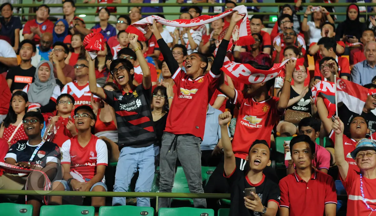 Sejumlah suporter Singapura terlihat antusias menyaksikan laga perdana timnas Singapura U-23 melawan Filipina di penyisihan grup A Sea Games 2015 di Stadion Jalan Besar, Singapura, Senin (1/6/2015). Singapura unggul 1-0. (Liputan6.com/Helmi Fithriansyah)