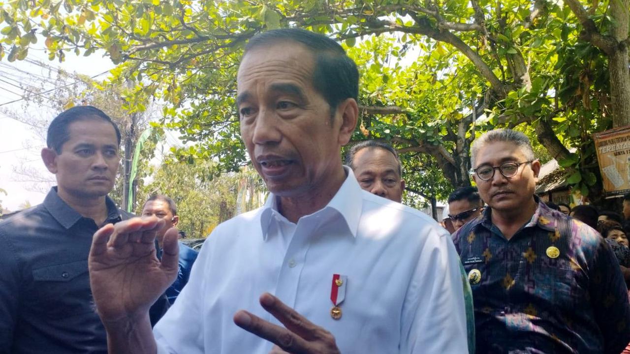 Sat ditanya terkait Partai Demokrasi Indonesia Perjuangan (PDIP) yang kecewa kepadanya selaku kader partai dan keluarganya atas situasi politik saat ini, Jokowi enggan mengomentarinya.<br>