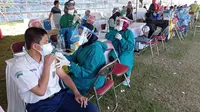 Vaksinasi pelajar SMP di Surabaya. (Dian Kurniawan/Liputan6.com)