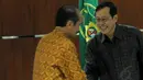 Sudjadnan tampak berjabat tangan dengan salah seorang di Pengadilan Tipikor, Jakarta, Rabu (14/5/2014) (Liputan6.com/Faisal R Syam)
