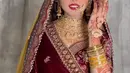 Sempurna dari busana sampai makeup, tak heran jika banyak yang pangling dengan penampilan Putri Isnari. Tatanan rambut, kuku dan hena Putri tentunya mendukung penampilannya agar semakin mirip Ratu Bollywood. Menilik dari Instagramnya, tangan Putri dilukis oleh Icha Henna, yang di mana Icha Henna berdomisili di Balikpapan, Tanah Kelahiran Putri Isnari. (Liputan6.com/IG/@adelahaddad17)