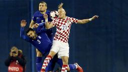 Bek Kroasia, Domagoj Vida, duel udara dengan pemain Yunani, Kyriakos Papadopoulos dan Giorgos Tzavelas, pada laga leg pertama playoff Piala Dunia 2018 di Stadion Maksimir, Kamis (9/11/2017). Kroasia menang 4-1 atas Yunani. (AP/Darko Bandic)