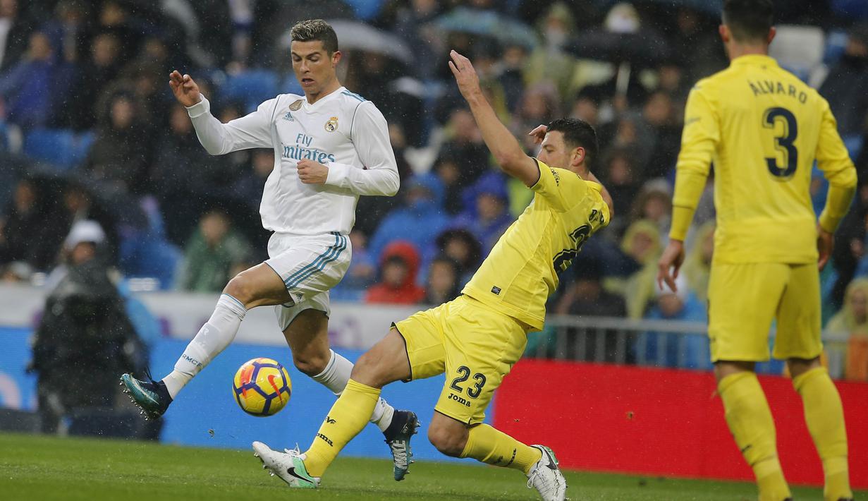 Striker Real Madrid, Cristiano Ronaldo, berusaha melewati bek Villarreal, Daniele Bonera, pada laga La Liga Spanyol di Stadion Santiago Bernabeu, Madrid, Sabtu (13/1/2018). Real Madrid kalah 0-1 dari Villarreal. (AP/Paul White)
